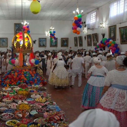 Festas do Axé Ilê Obá - celebração com coroa dourada, flores e participantes em trajes tradicionais